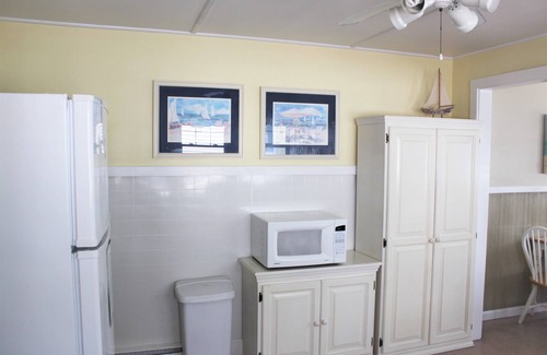 Old Lyme Cottage | Stay just steps away from a beautiful private beach in Old Lyme!