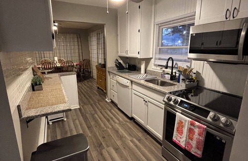Geneva-on-the-Lake House | Stay Now on the GOTL Strip! Across from Eddie's Grill, Steps from Multiple Bars