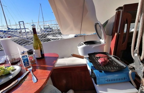 Saint-Raphael Boat Rental | Stay on a charming sailboat at the quayside.