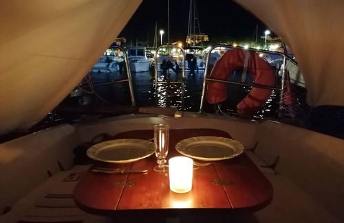 Saint-Raphael Boat Rental | Stay on a charming sailboat at the quayside.