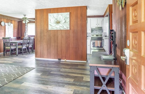 Papaikou House | Stay On the Scenic Route! 7 Min Drive to Hilo by RedAwning