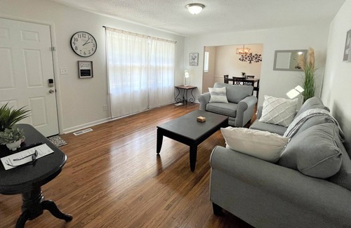 Center Point House | Stay @ The Hilltop - Gorgeous Remodel 14 min. to DT
