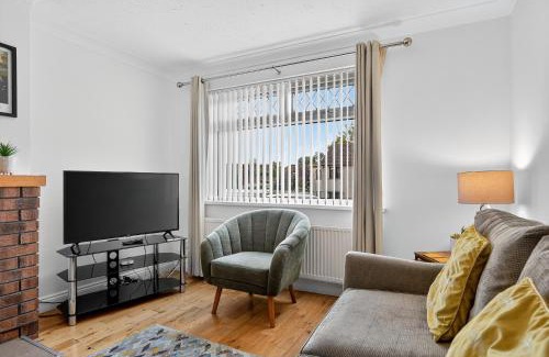 Hillsborough House | StayByNumbers - Spacious three bed house Royal Hillsborough