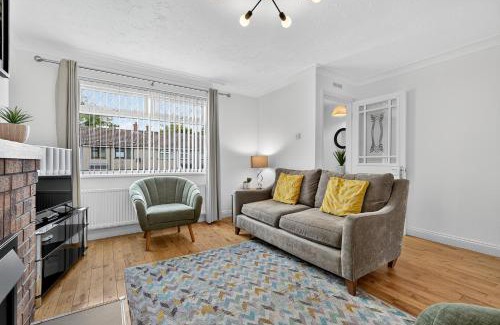 Hillsborough House | StayByNumbers - Spacious three bed house Royal Hillsborough
