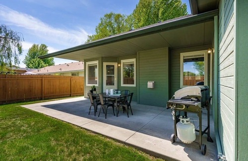 Meridian House | #StayinMyDistrict Comfortable Retreat in Meridian