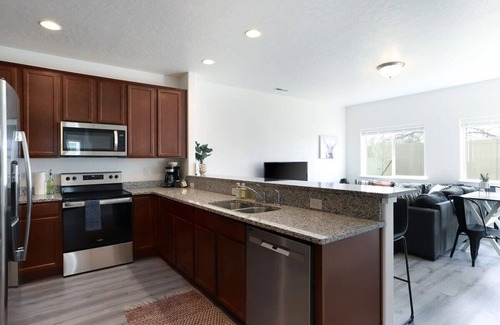 Nampa House | #StayInMyDistrict NW Nampa Modern Rowhouse