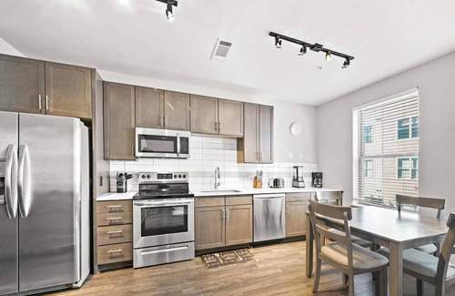 Villa Heights Condo | StaysByWalker 1BR - 2 Miles To Uptown! Gym/Parking