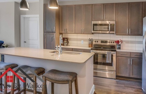 Villa Heights Condo | StaysByWalker 2BR - 2 Miles To Uptown! Gym/Parking