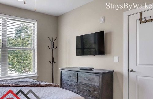 Villa Heights Condo | StaysByWalker 2BR - 2 Miles To Uptown! Gym/Parking