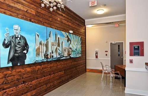 Commonwealth Condo | StaysByWalker 2BR in PlazaMidwood | Parking/Gym