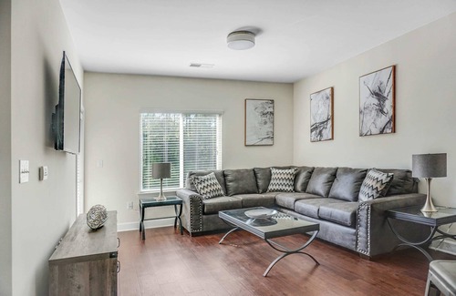 Commonwealth Condo | StaysByWalker 2BR in PlazaMidwood | Parking/Gym