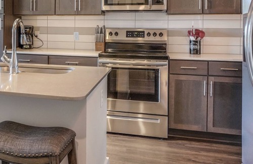 Villa Heights Condo | StaysByWalker 2BR - King Beds! Gym/Parking