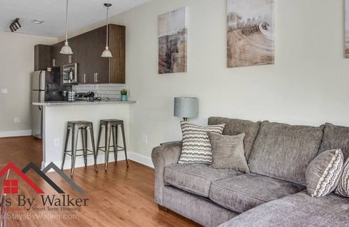 Commonwealth Condo | StaysByWalker Studio in PlazaMidwood | Parking/Gym
