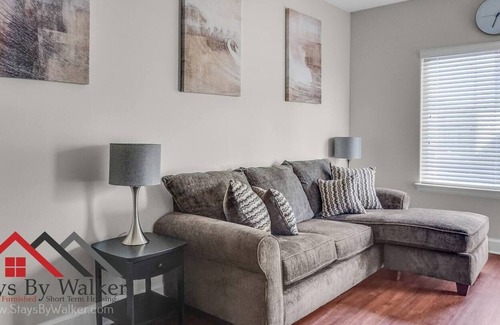 Commonwealth Condo | StaysByWalker Studio in PlazaMidwood | Parking/Gym