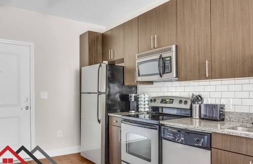 Commonwealth Condo | StaysByWalker Studio in PlazaMidwood | Parking/Gym
