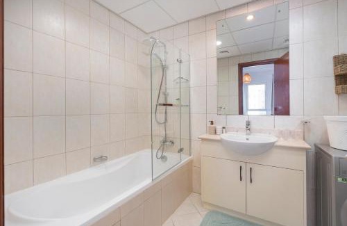 Motor City Apartment | StayShort - Cozy 1-Bedroom Apartment for 5 in Motor City!