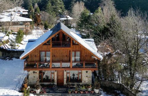 Old Manali Villa | StayVista at The Artisans' Chalet with Indoor Jacuzzi