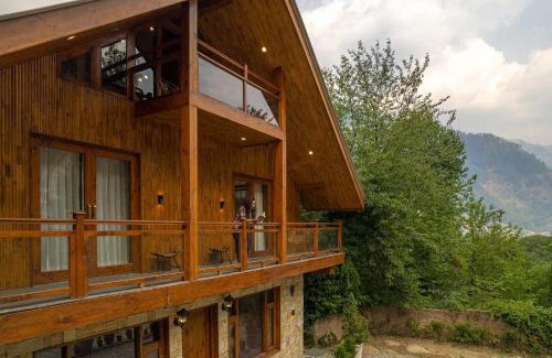 Old Manali Villa | StayVista at The Artisans' Chalet with Indoor Jacuzzi