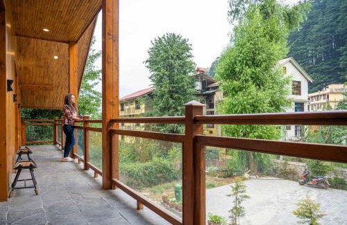 Old Manali Villa | StayVista at The Artisans' Chalet with Indoor Jacuzzi