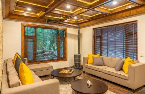 Old Manali Villa | StayVista at The Artisans' Chalet with Indoor Jacuzzi