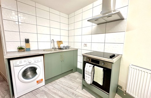 Nottingham House | STAYZED - Cosy Home, Walk To Nottingham City Centre, Amenities and Food Places