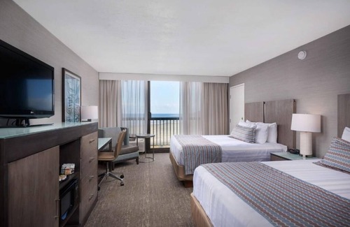 Newport Hotel | Steps Away from Breathtaking Beach | Ocean View Stay w/Indoor Pool