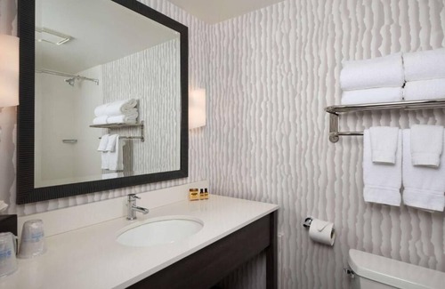 Newport Hotel | Steps Away from Breathtaking Beach | Ocean View Stay w/Indoor Pool