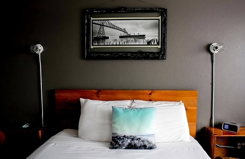 Long Beach Hotel | Steps Away from Long Beach Peninsula! Indoor Pool, Pets Allowed, Free Parking!