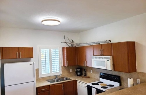 Alice Town Apartment | Steps from beach and infinity pool, Golf Cart Optional