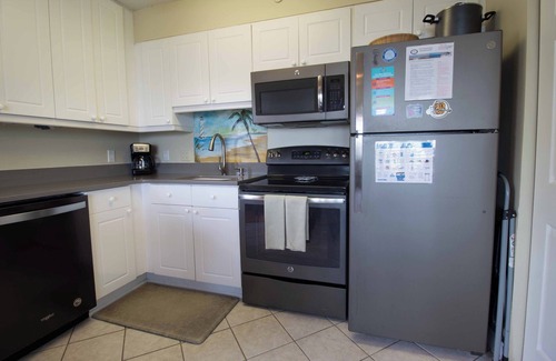 Folly Beach Condo | Steps from Center Street w/River Views and Pool~ Palm Cove