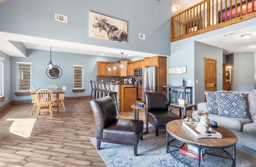 Branson House | Steps From Outdoor Pool-Playground-Volleyball! Near Attractions w Free Tickets-Lake Access!