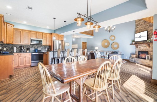 Branson House | Steps From Outdoor Pool-Playground-Volleyball! Near Attractions w Free Tickets-Lake Access!