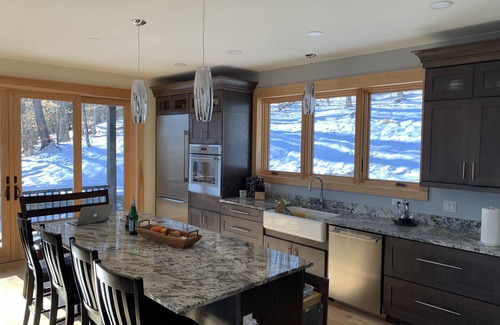 Ludlow House | Steps from Sachem trail, hot tub, 2 master suits, total 5 bed/bath, build 2022