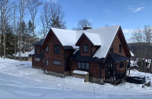 Ludlow House | Steps from Sachem trail, hot tub, 2 master suits, total 5 bed/bath, build 2022