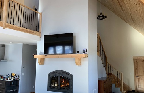 Ludlow House | Steps from Sachem trail, hot tub, 2 master suits, total 5 bed/bath, build 2022