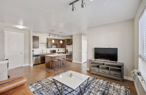 Lone Tree Apartment | Steps From Sky Ridge Medical!