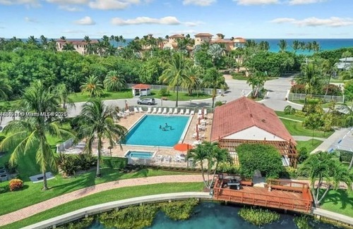 Jensen Beach Condo | Steps from the beach! Spacious 2-bedroom condo in wonderful Jensen Beach