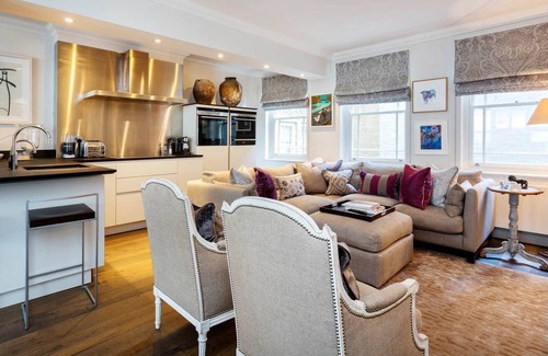 Pimlico House | Steps from the Palace, by Veeve