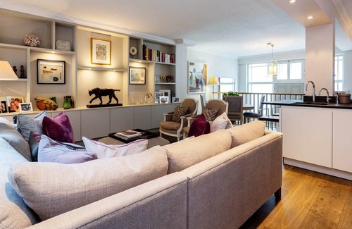 Pimlico House | Steps from the Palace, by Veeve