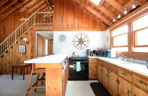 North Eastham House | Steps to a private bay beach from this private & Charming Cape! Book this Fall!