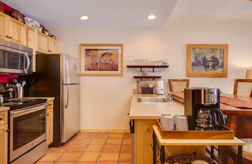 Copper Mountain Village Condo | Steps to American Flyer lift & Stellar Mtn Views! Hot Tub, Free Wifi, Heated Pkg