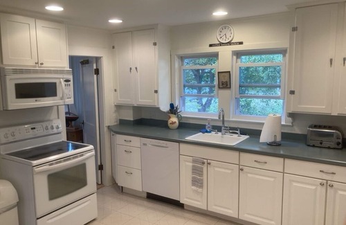 Ocean Park House | STEPS TO BEACH 5 BDRMS, 3 BATHS, HUGE SUNNY DECK & PARKING FOR 4 CARS