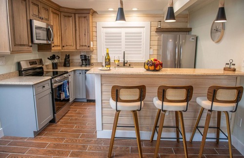 Madeira Beach Cabin | Steps to Beach, Heated Pool, 2 Queen Beds, 2BA