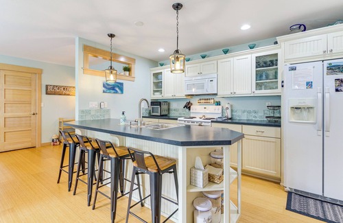 Oak Harbor Cottage | Steps to Beach: Home w/Hot Tub in Oak Harbor!
