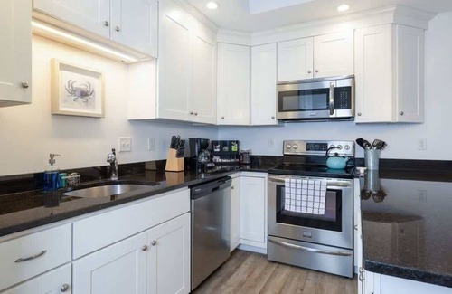 Hampton Condo | Steps to Beach | King Bed | Hampton Beach Hideaway