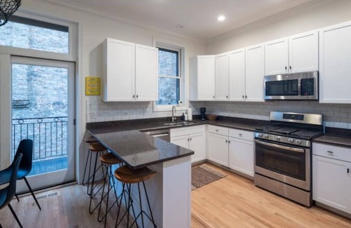 River West House | Steps to Fulton Market Downtown 4 bedroom Entire Home Sleeps 11 with City Views