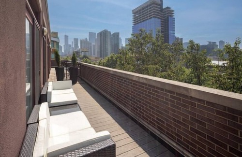 River West House | Steps to Fulton Market Downtown 4 bedroom Entire Home Sleeps 11 with City Views