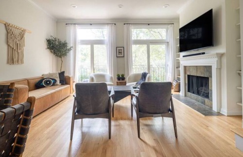 River West House | Steps to Fulton Market Downtown 4 bedroom Entire Home Sleeps 11 with City Views