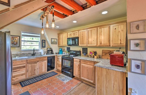 Granbury Cabin | Steps to Lake! Charming Cabin: Pool Access & Decks