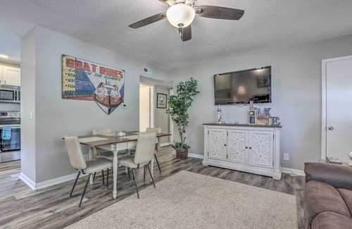 Camdenton Cottage | Steps to Lake: Cheerful Camdenton Cottage!